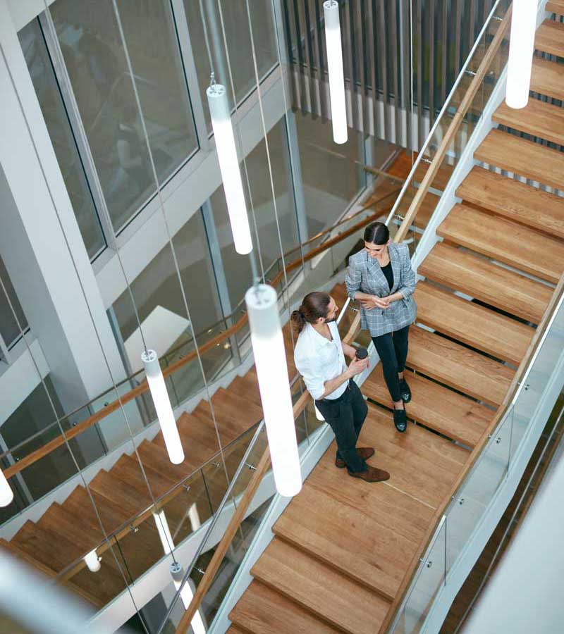 Falke Immobilien, Treppenhaus, zwei Personen, Bürogebäude